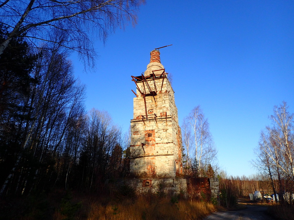 Gammal kalkugn mot blå himmel. 