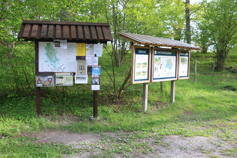 Informationstavlor över naturreservatet.