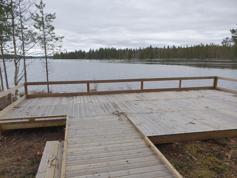 Fiskeplats med ramp, brygga och räcke vid älv