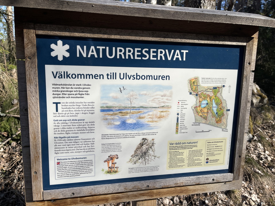Informationsskylt med texter och illustrationer.