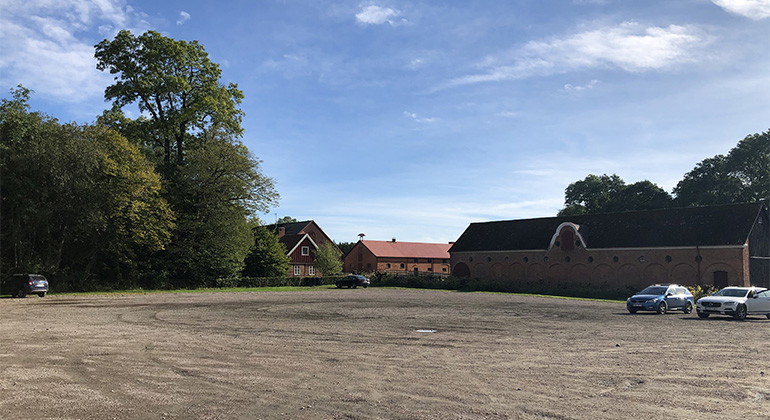 Parkering vid Svaneholms slott.