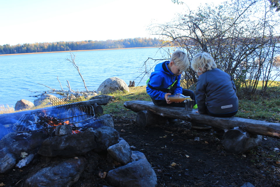 I direkt anslutning till naturbadet finns en eldplats.