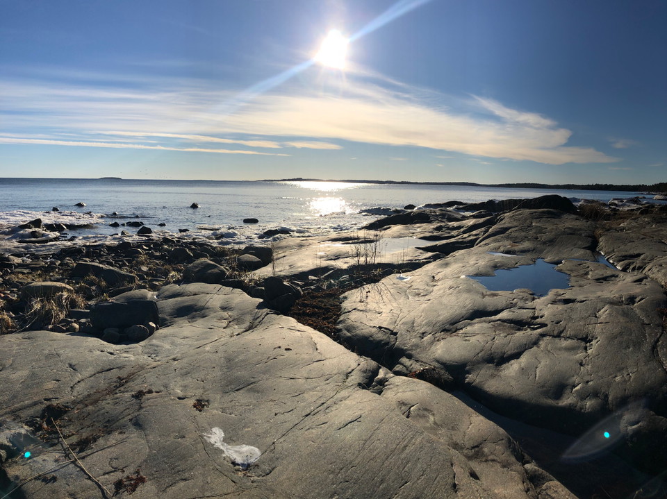 Släta klippor vid havet.