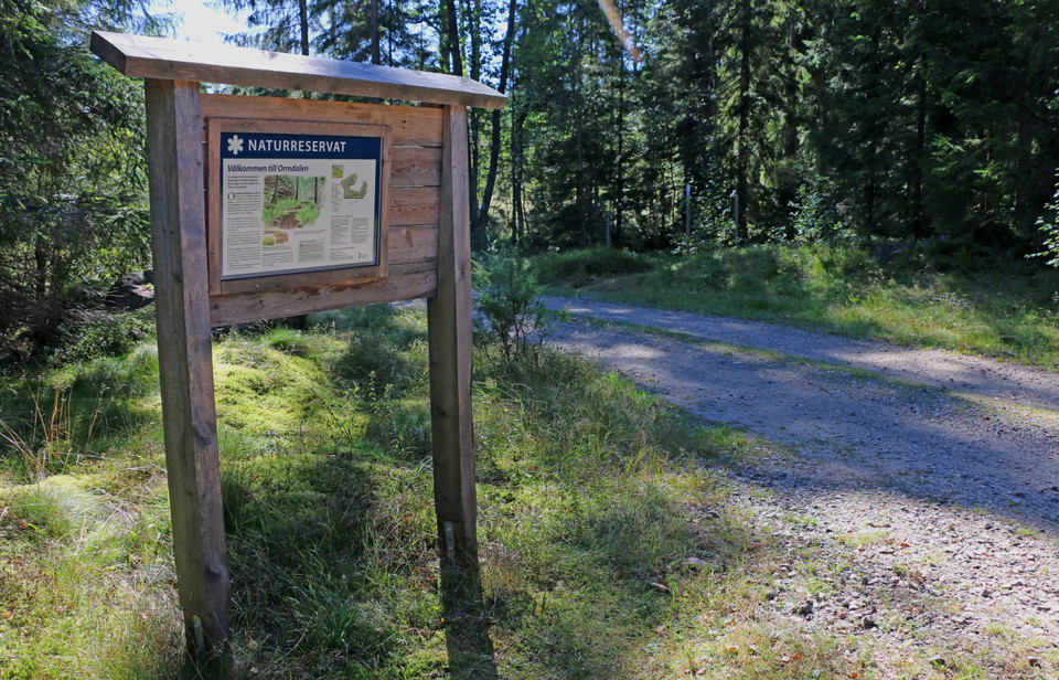 Informationstavla över naturreservatet.