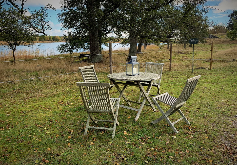 Längs leden, invid Stenhusets ruin, finns en rastplats.