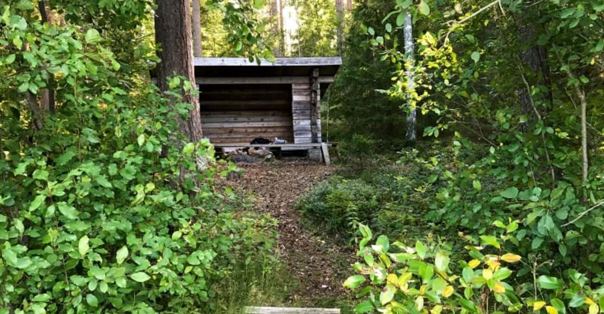 Vindskydd vid sjön Driens strand. 
Sträcka: Smedstorp-Pinnarp. 
Kinda. 