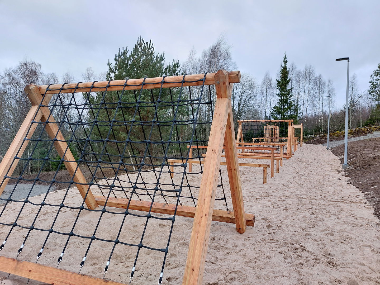 Två sektioner klätternät