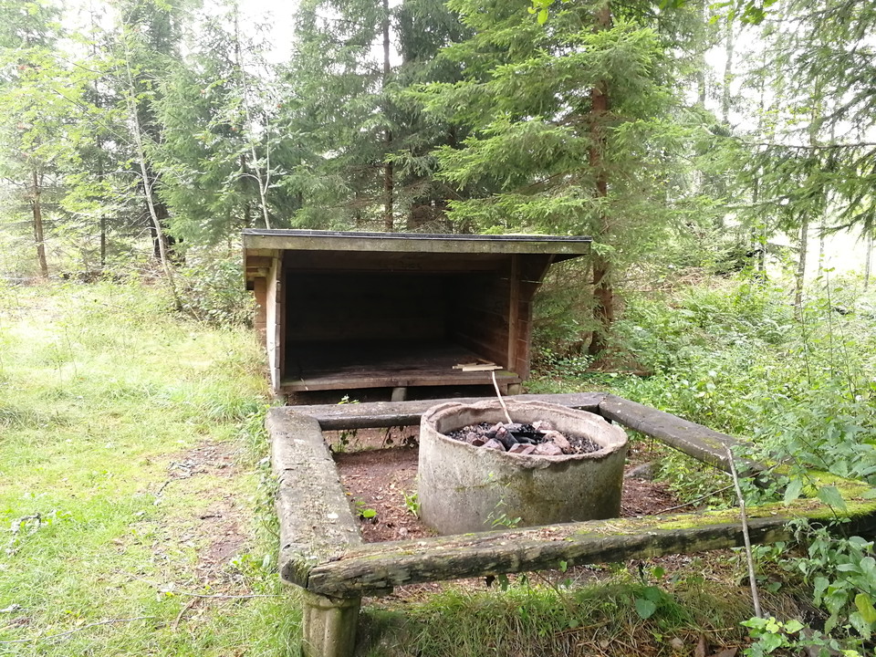 Vindskydd med eldstad