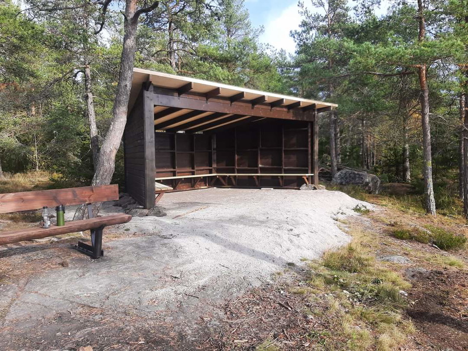 Sittbänk och vindskydd