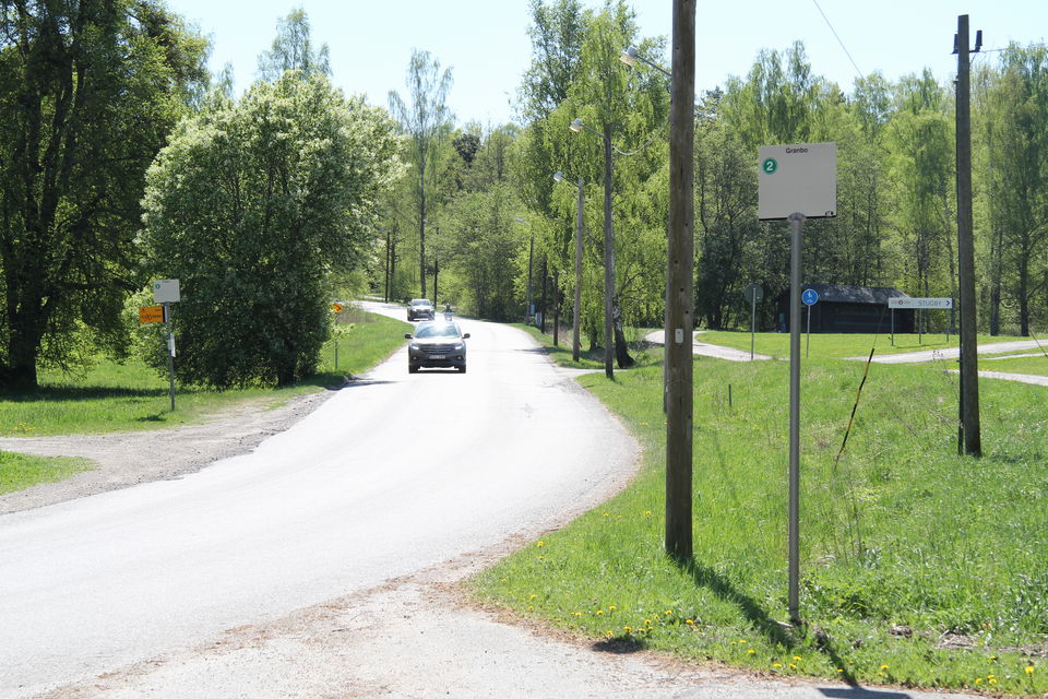 Busshållplats med busshållplatsskylt.