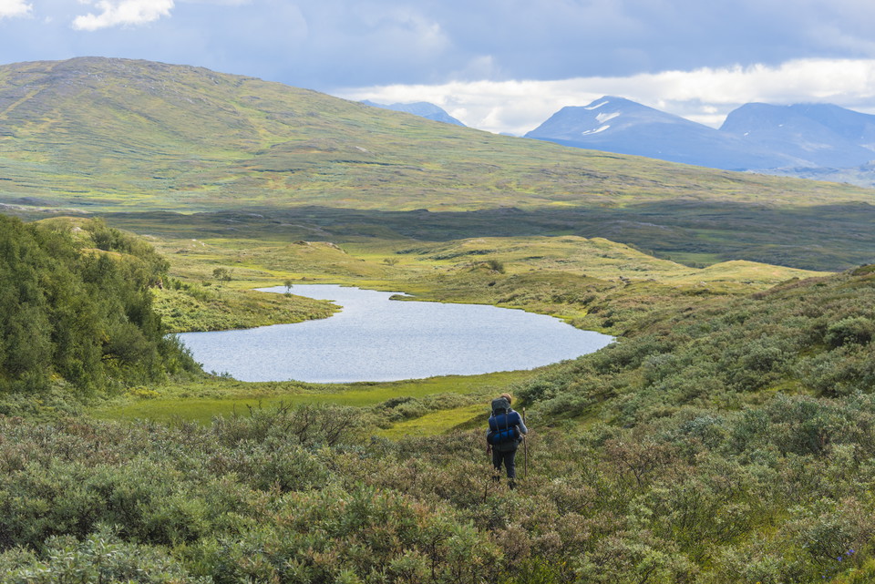 Vandrare vid liten fjällsjö