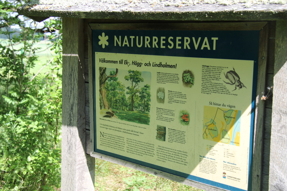 Informationstavla över naturreservatet.