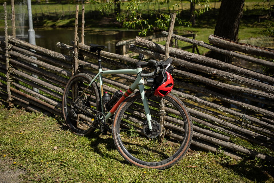 En cykel står lutad mot en gärdesgård.