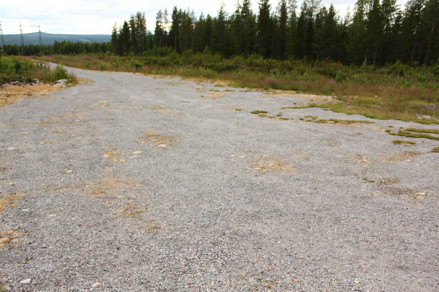 En grusad yta vid en grusväg.