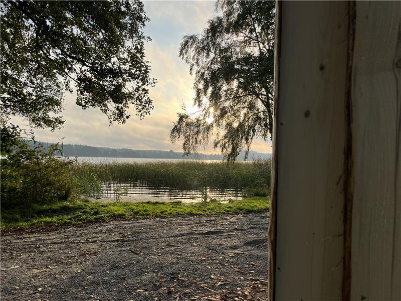 närbild på vindskydd där man ser sjön i bakgrunden.