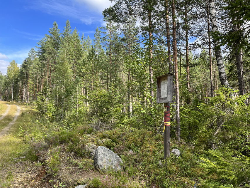 Vy mot skylt konstgång