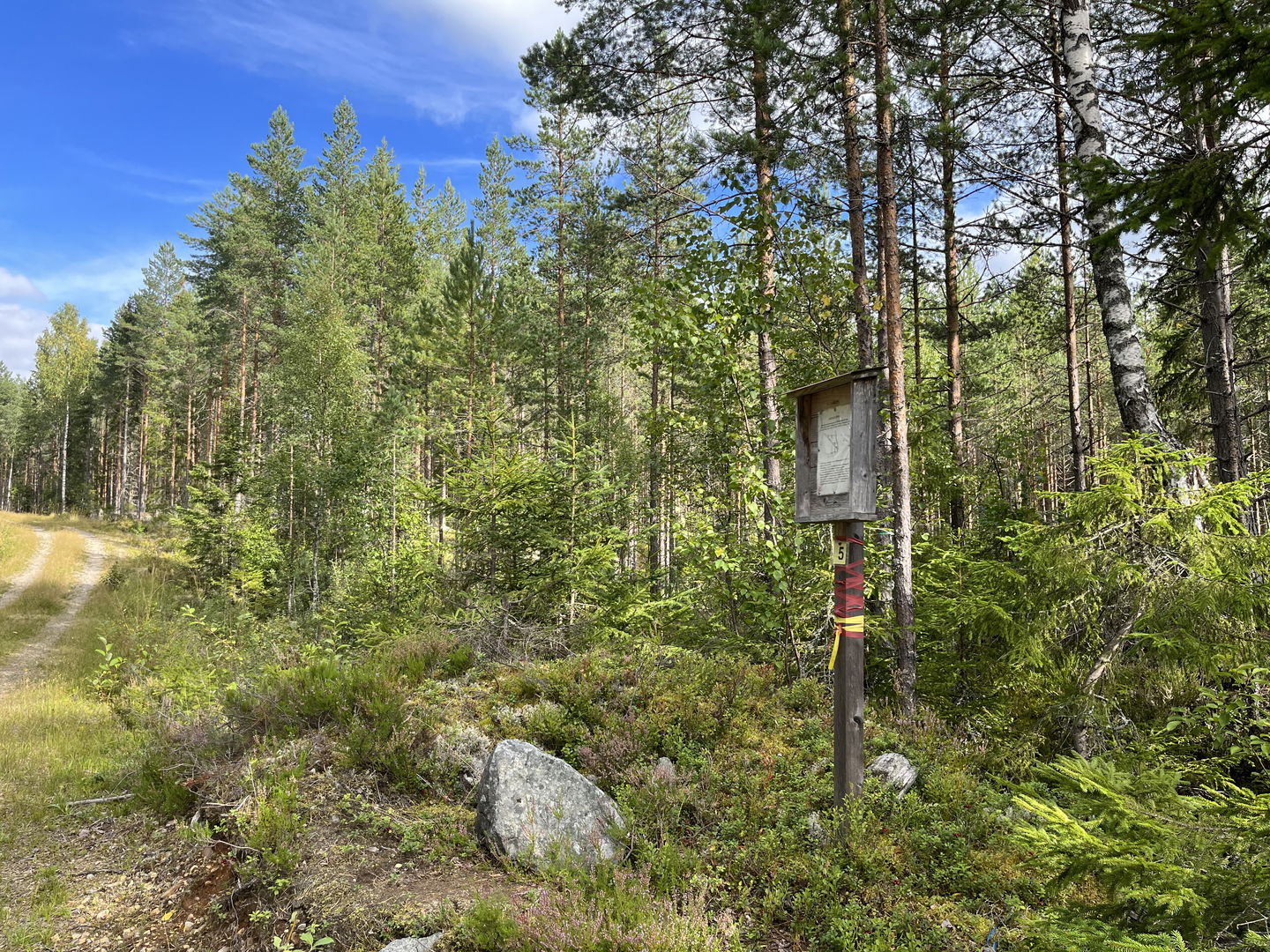 Vy mot skylt konstgång