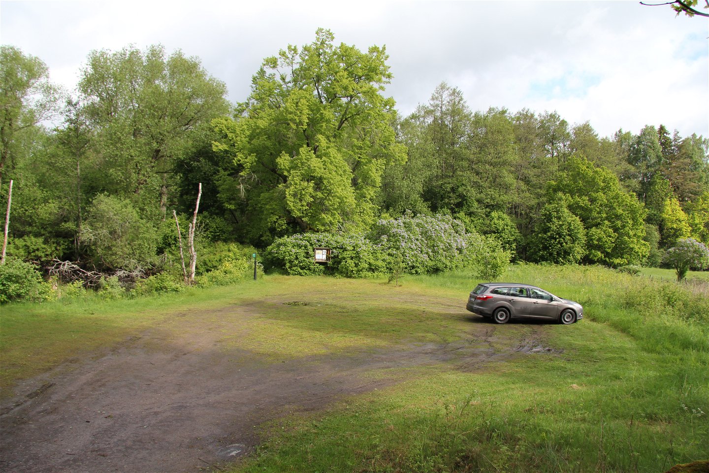 Bil parkerad på naturreservatets parkering.