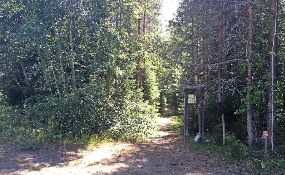 Informationstavla på håll.