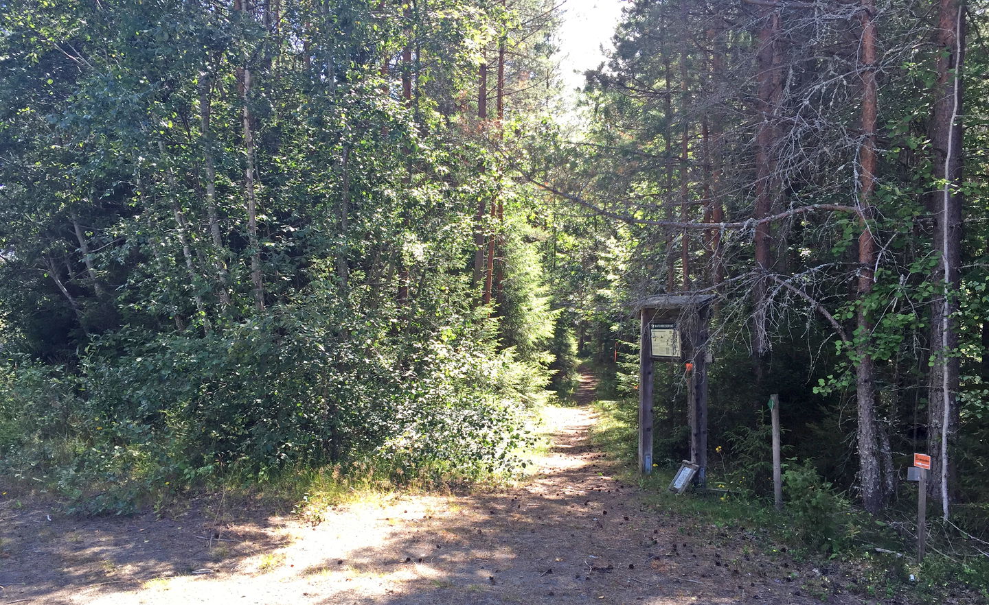 Informationstavla på håll.