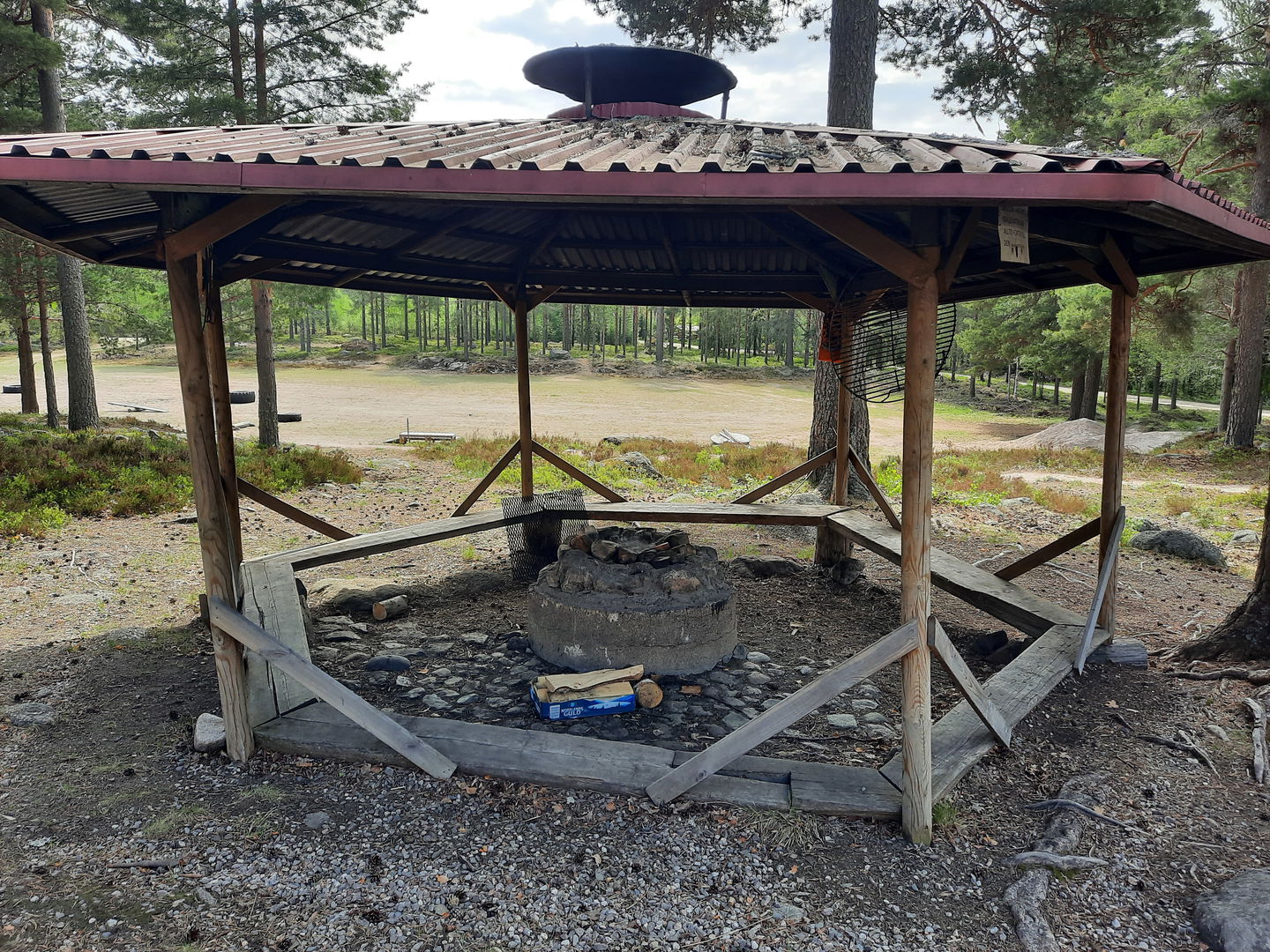 Tack och bänkar runtomkring ger en mysig inramning