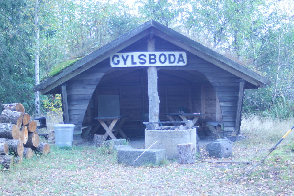 Vindskydd och grillplats vid gamla stenbrottet