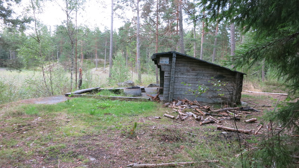 Hejesjön har en rastplats med vindskydd.