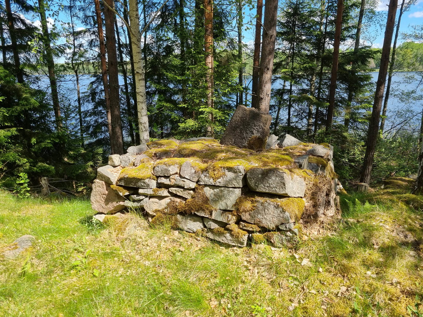 Milsten längs den gamla landsvägen.