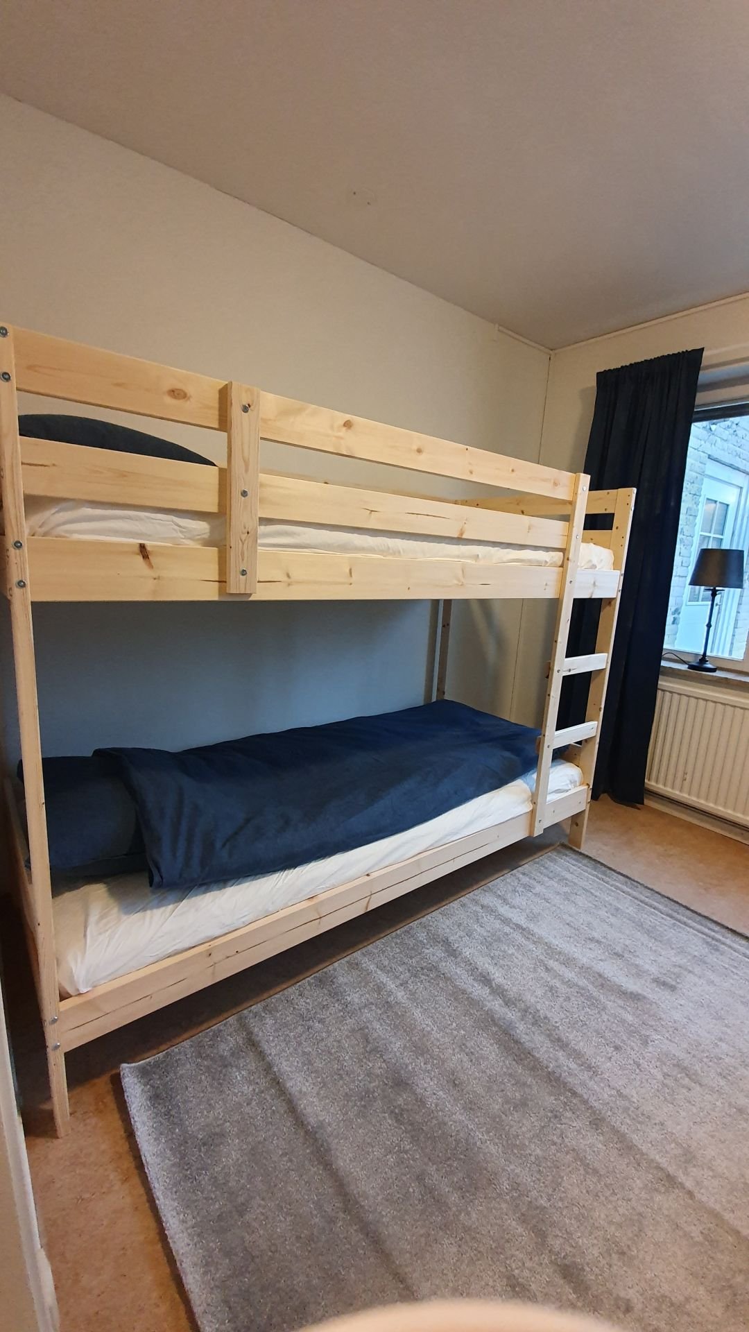 ett sovrum med våningssäng