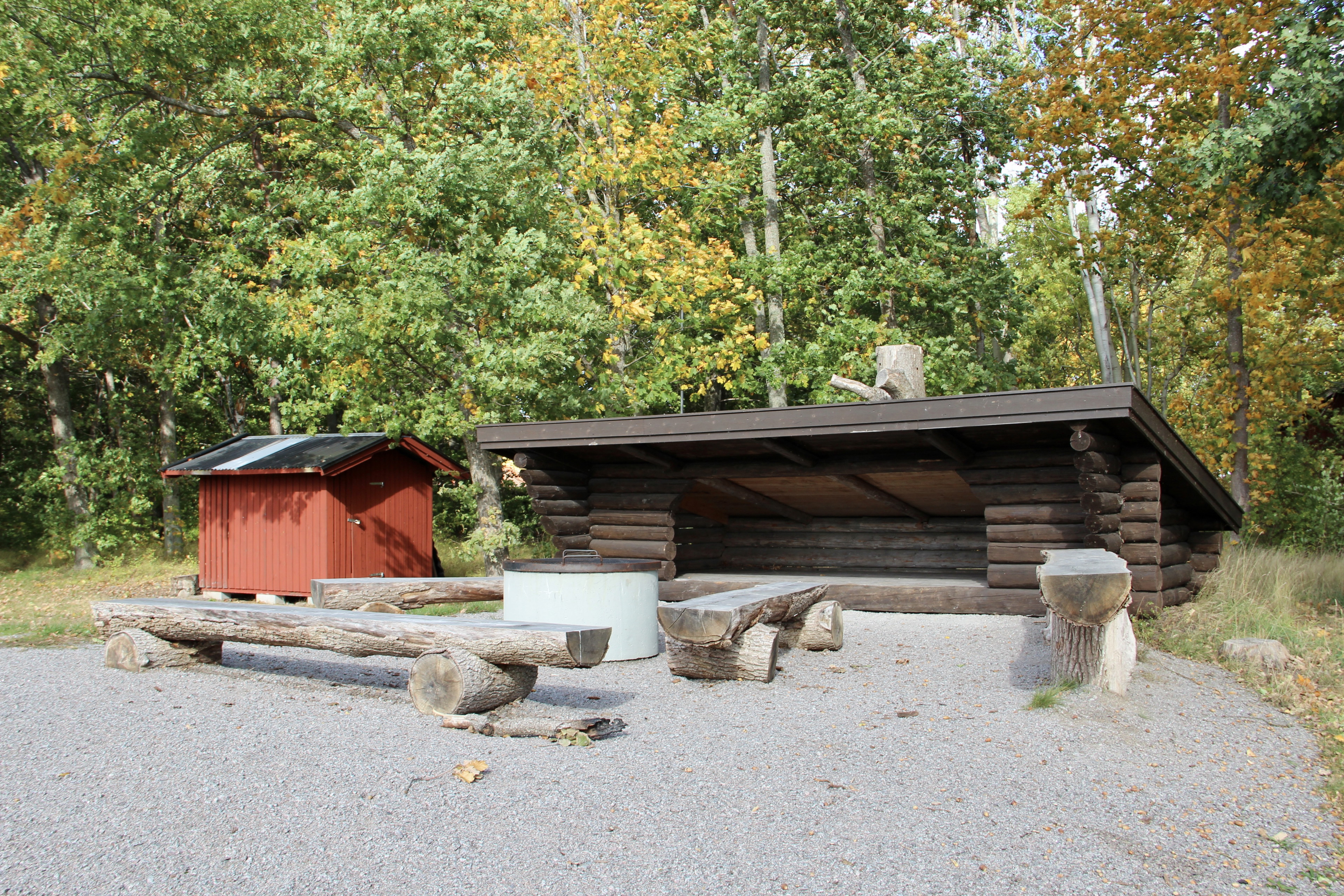 Vindskydd och grillplats