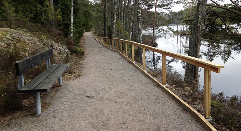 Hårdgjord stig med ledstråk.