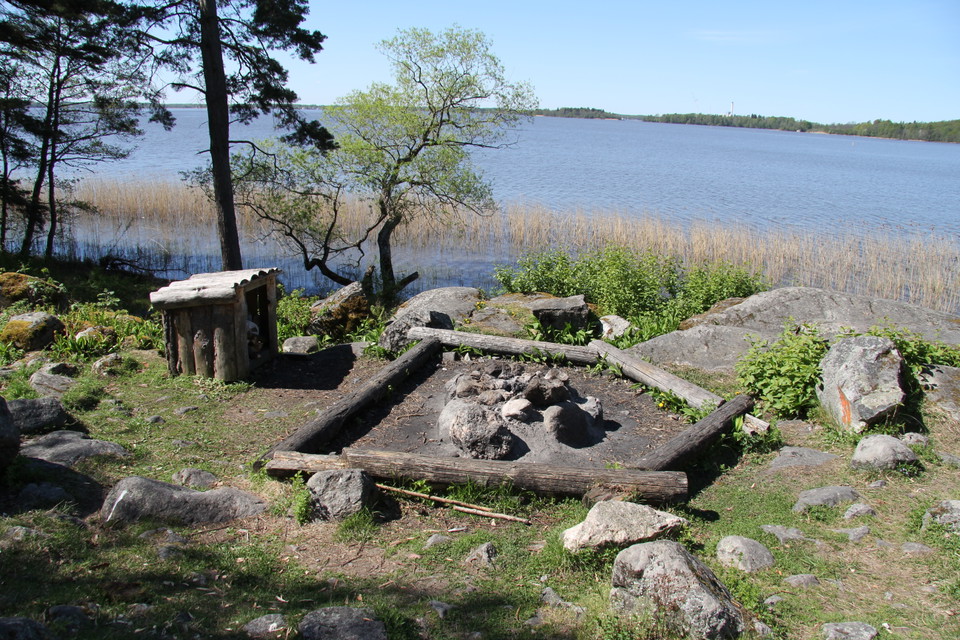 Rastplats med eldstad och bänkar intill Mälaren.