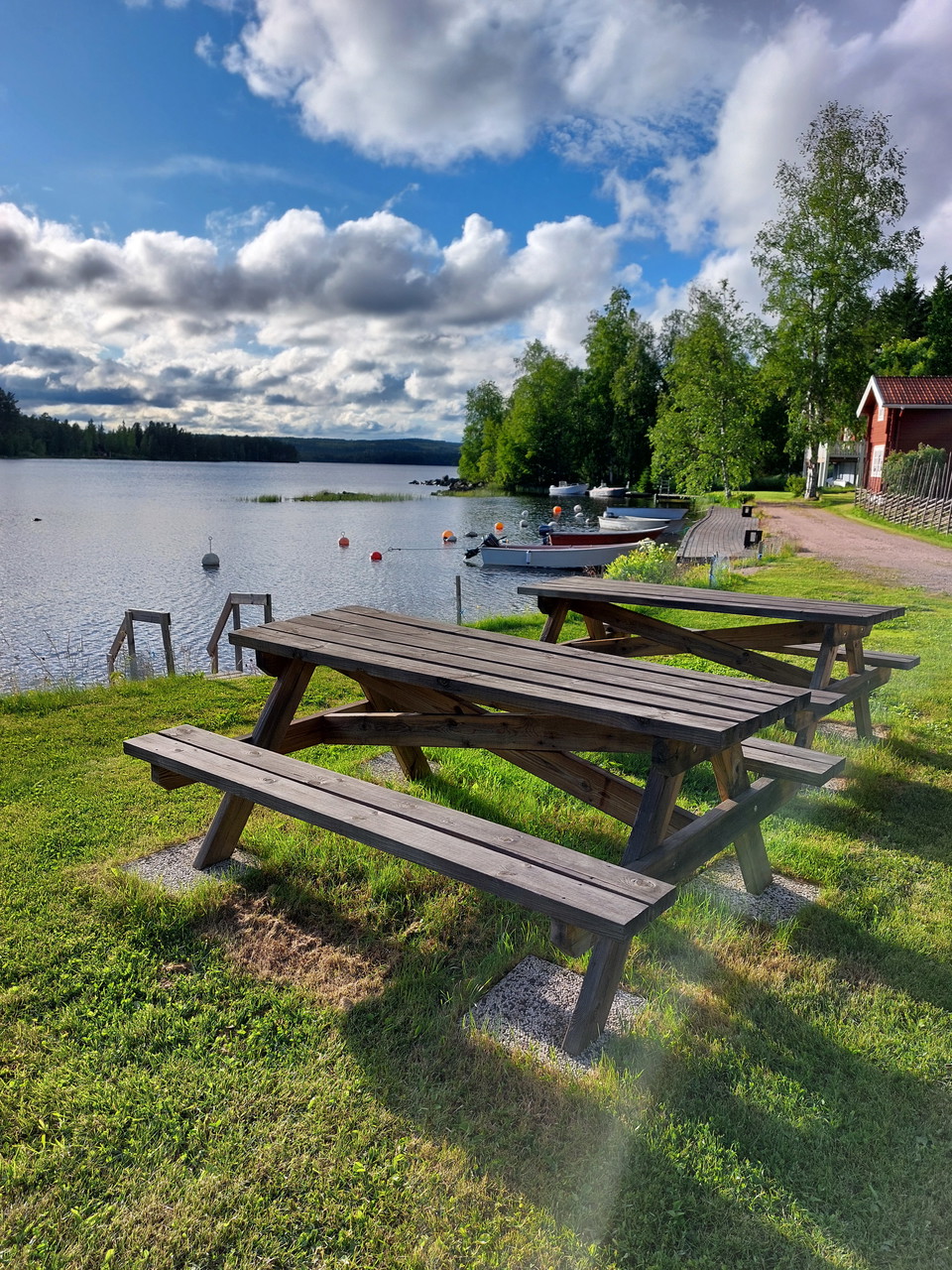 Bänkbord vid Djursjödammen i Skålhol