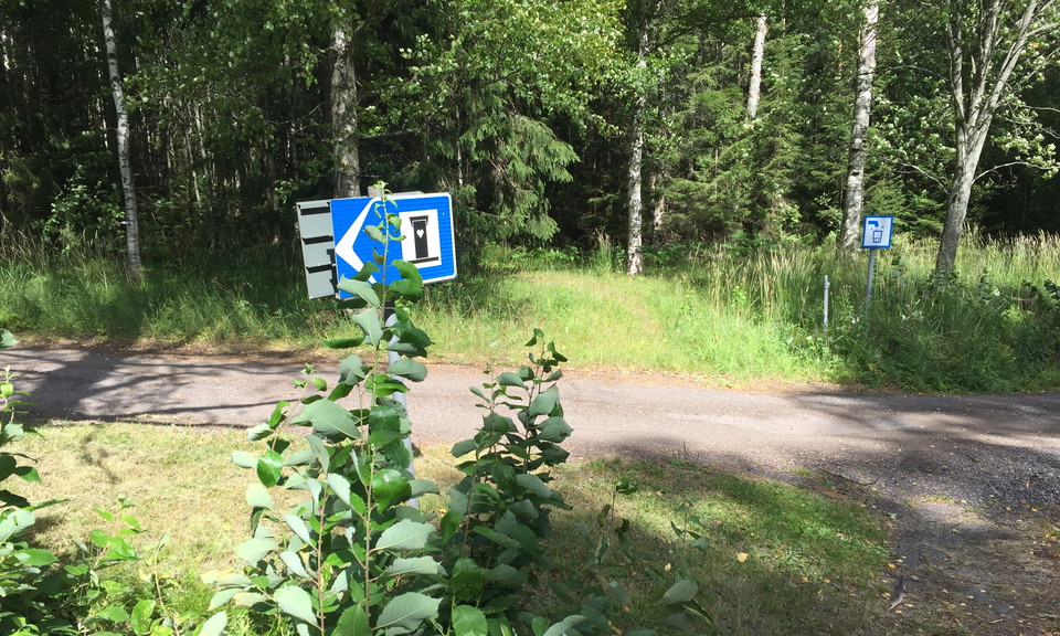 Skylt som visar var toalett finns.