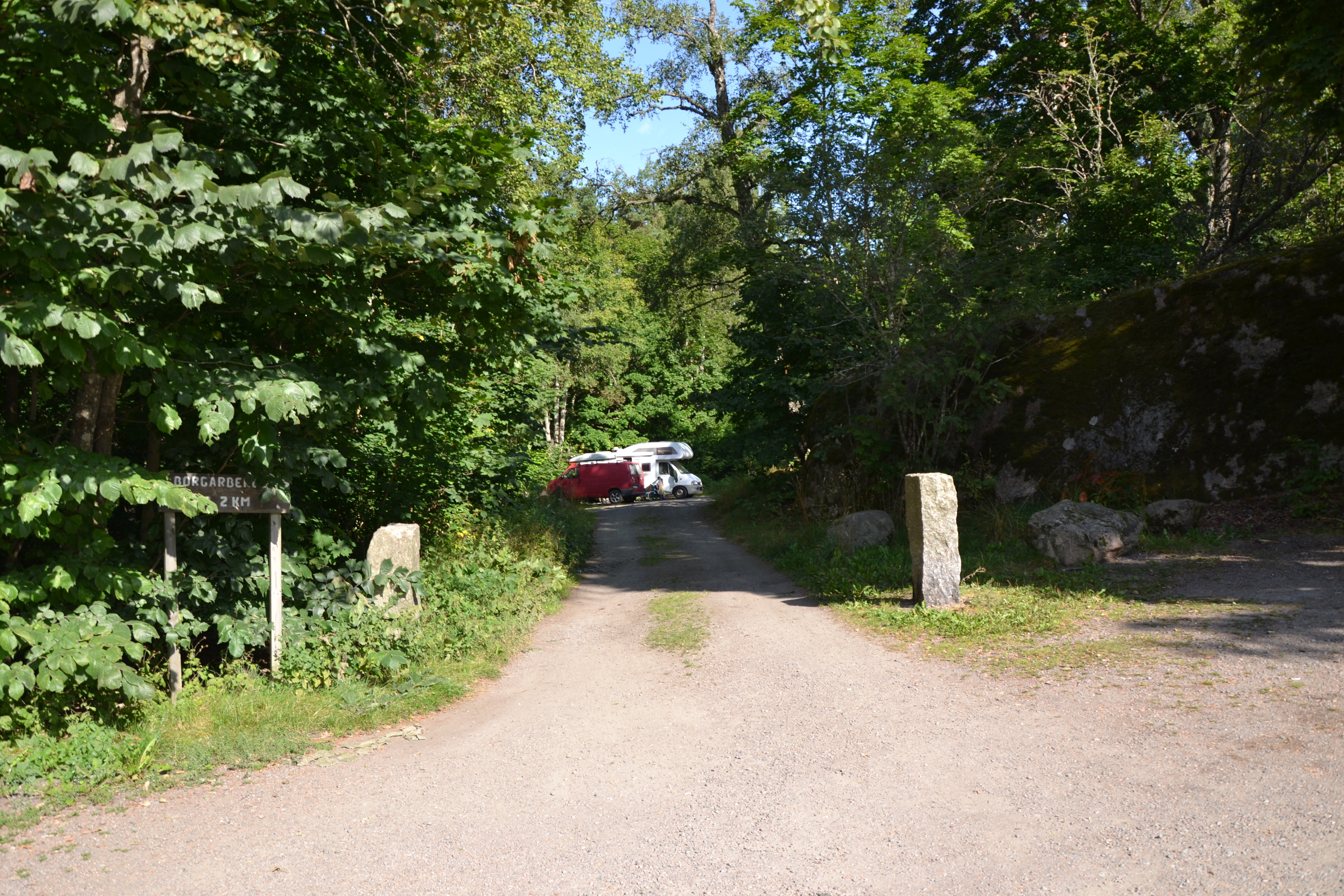 Parkering i skogsbrynet.