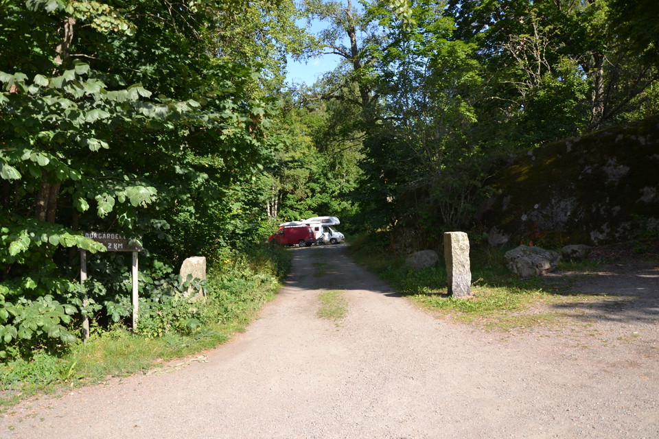 Parkering i skogsbrynet.