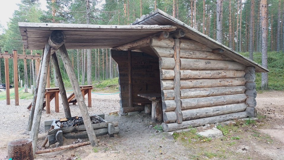 Vindskydd med grillplats