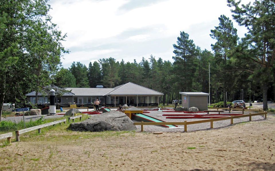 Framför ett servicehus på campingen finns en minigolfbana på grusat underlag..