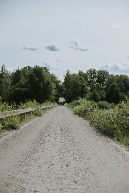 Mor Emelies stig vid bron över Marsholm