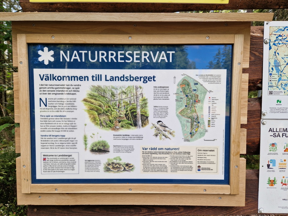 Skylt med information om naturreservatet.