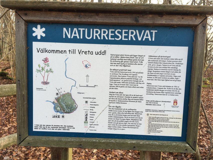 Närbild på en informationstavla om naturreservatet.