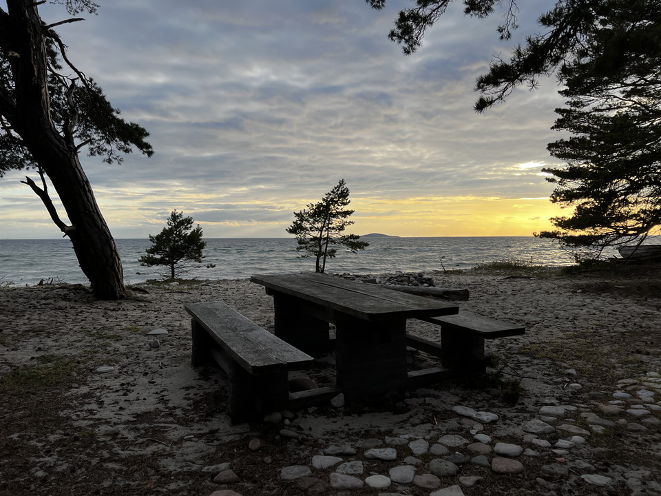 Rastbord vid havet