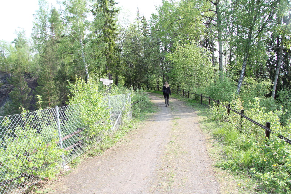 En person går längs en grusväg.
