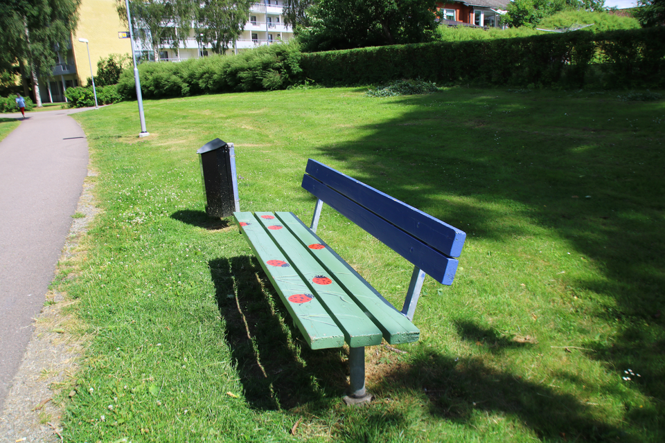 Bänk av lokal konstnär