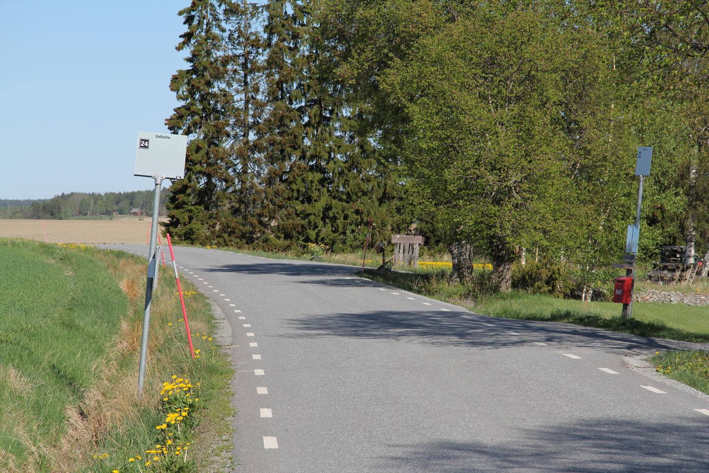 Busshållplats utefter landsvägen.