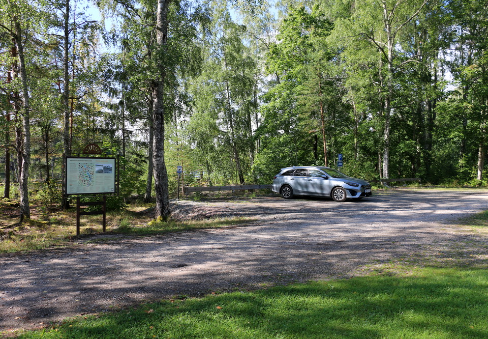 Grusväg och parkering.