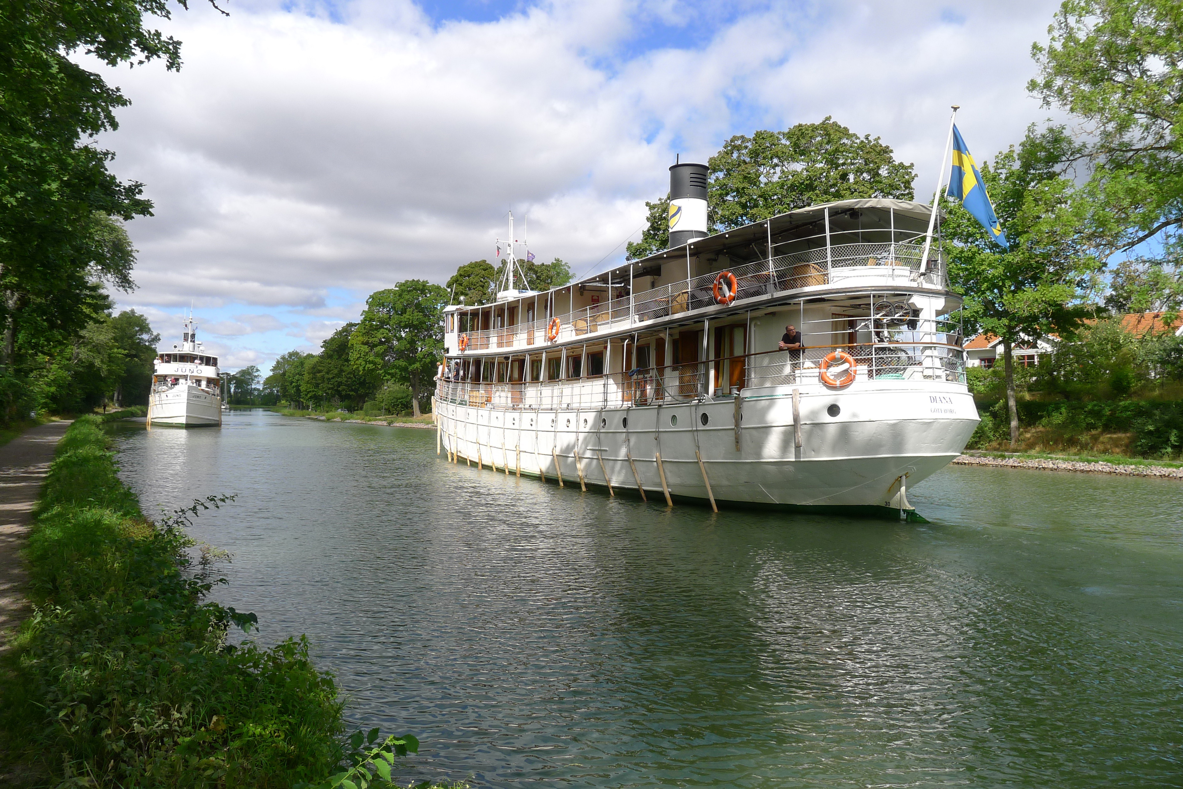 Passagerarbåtarna Diana och Juno möts på Göta kanal. Du vandrar precis bredvid på Östgötaleden mellan Borensberg och Berg.
