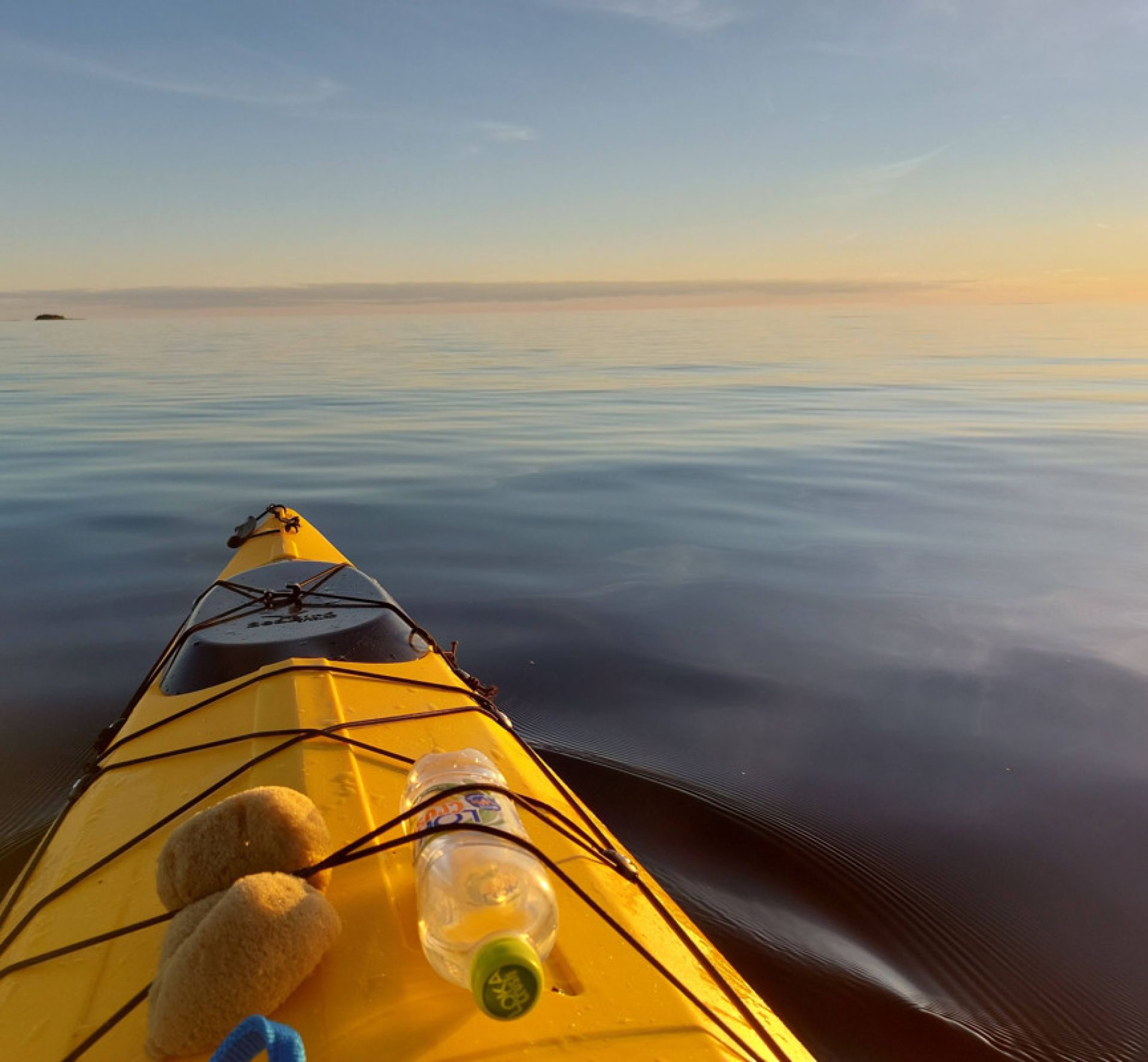 Kayak ute på vattnet i Kristinehamns skärgård.