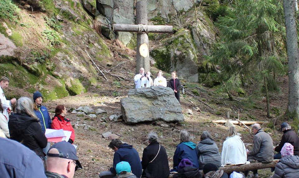 Leden passerar Klippkyrkan - en andaktsplats vid Norrvikens strand.