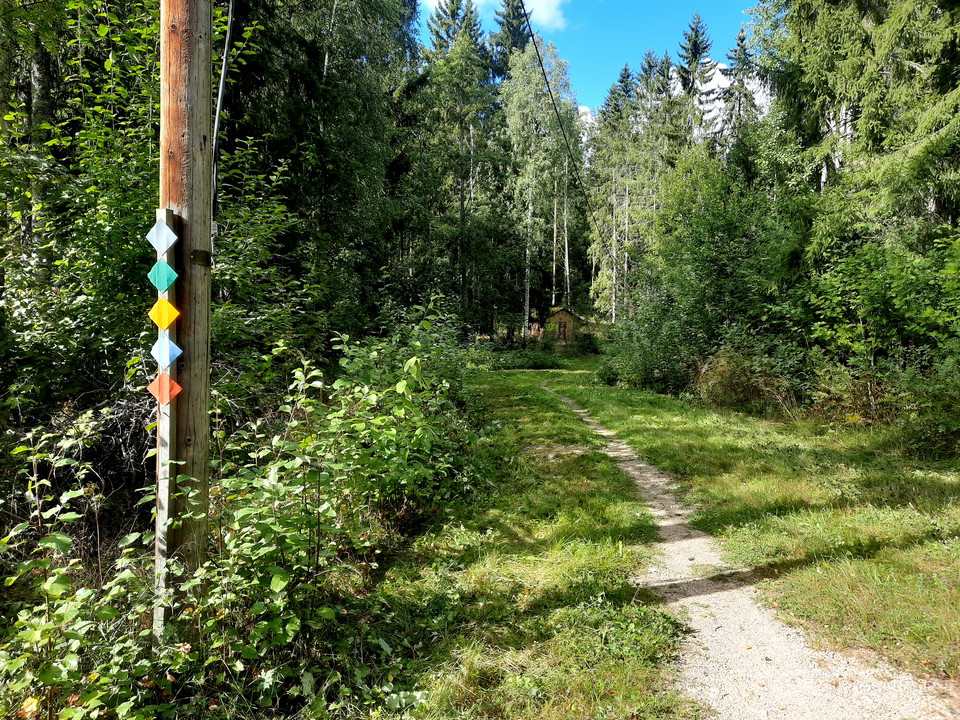 Bred och fin stig i botten